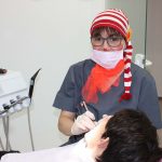 Arzthelferin an Rosenmontag in Verkleidung